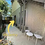 Normalbnb - 2 Blocks From Restaurants, Bars, Hospital