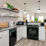 Modern Getaway Home Near Uga Arch
