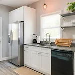 Modern Getaway Home Near Uga Arch