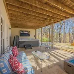 Large Luxury House, 4 King Beds & 21 Total, Hot Tub, Theater, Fireplace, Game Room, Ping-Pong, Pool Table, Air Hockey, Arcade, River, Big Kitchen, Nice Porch, Quiet, Good For Families And Large Groups, Near Uga Golf Course, Close To Uga & Stanford St