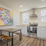 Classic City Apartment With Firepit