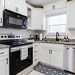 5 Min Drive To Dorm, W/D, Quiet, Kitchen, Wi-Fi