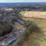 Woodstone Retreat Condo Right Next To Uga Golf Course!