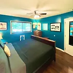 Family Friendly Downtown Home - Private Yard & Grill - Location, Location, Location!