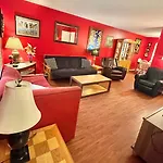 Family Friendly Downtown Home - Private Yard & Grill - Location, Location, Location!