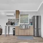 Private Modern King Guesthouse