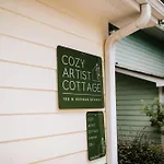 Cozy Cottage - Walk To Campus, Stadium, Downtown
