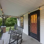 The Bulldog Farmhouse - 100Plus Year Old Home