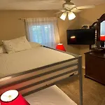 Classic City 3 Bedroom 2 Bath Condo With Deck Close To Uga, Five Points, And Memorial Park In Athens