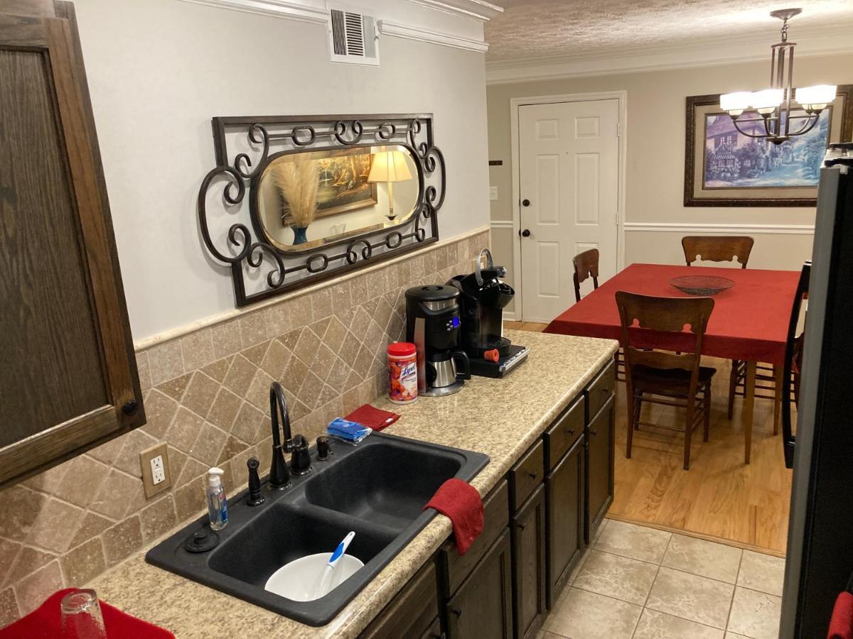 Apartment Spacious 3 Bedroom 2 Bath Close To Five-points In
