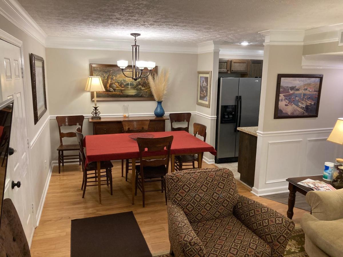 Spacious 3 Bedroom 2 Bath Close To Five-points In Apartment *