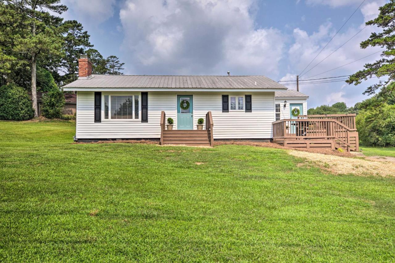 Idyllic Getaway With Deck About 4 Mi To Dtwn Holiday home