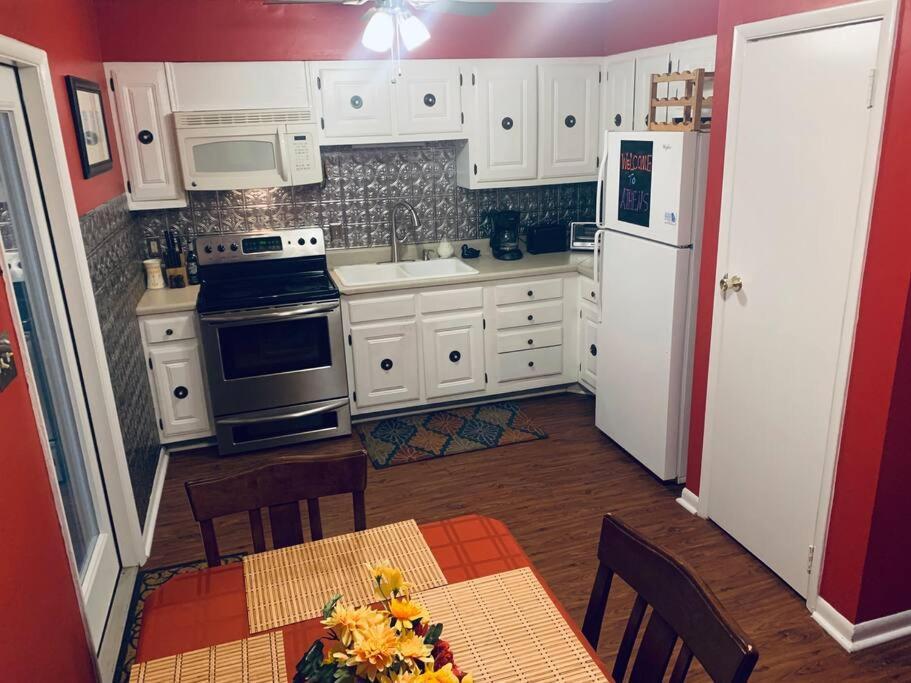Family Friendly Downtown - Private Yard & Grill - Location, Location, Location! Athens