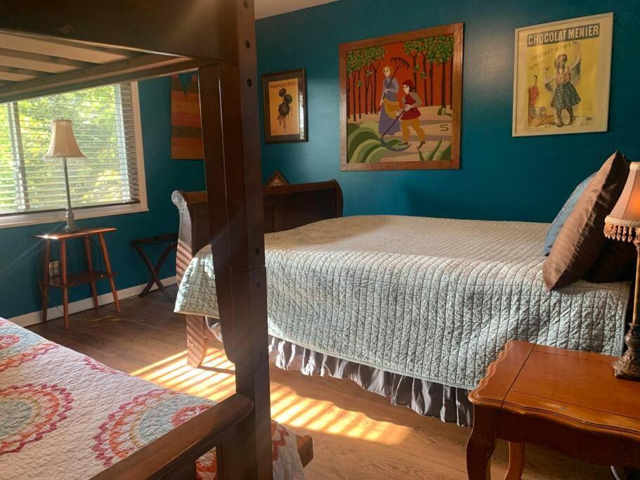 Family Friendly Downtown - Private Yard & Grill - Location, Location, Location! *