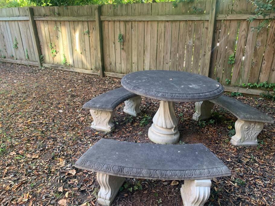 Family Friendly Downtown - Private Yard & Grill - Location, Location, Location! Apartment *