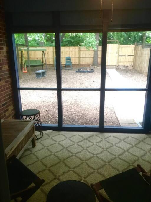Apartment Family Friendly Downtown - Private Yard & Grill - Location, Location, Location! *