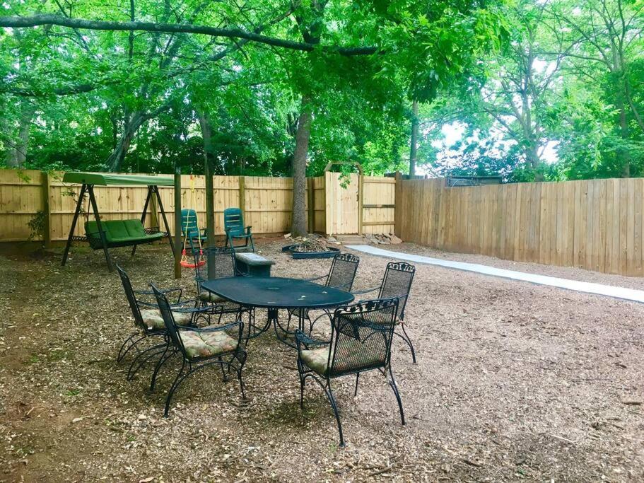 Family Friendly Downtown - Private Yard & Grill - Location, Location, Location! Apartment *