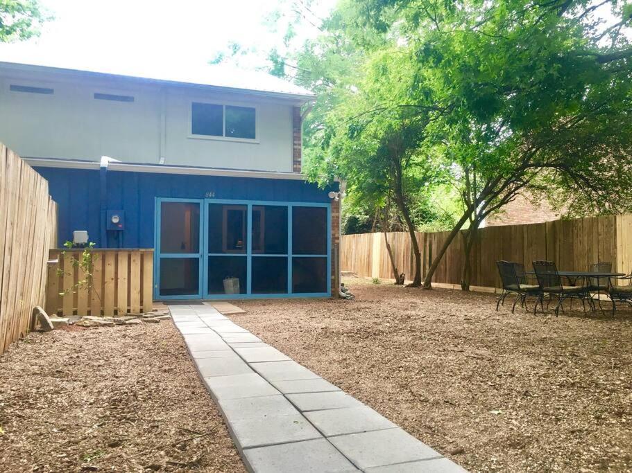 Family Friendly Downtown - Private Yard & Grill - Location, Location, Location! Apartment *