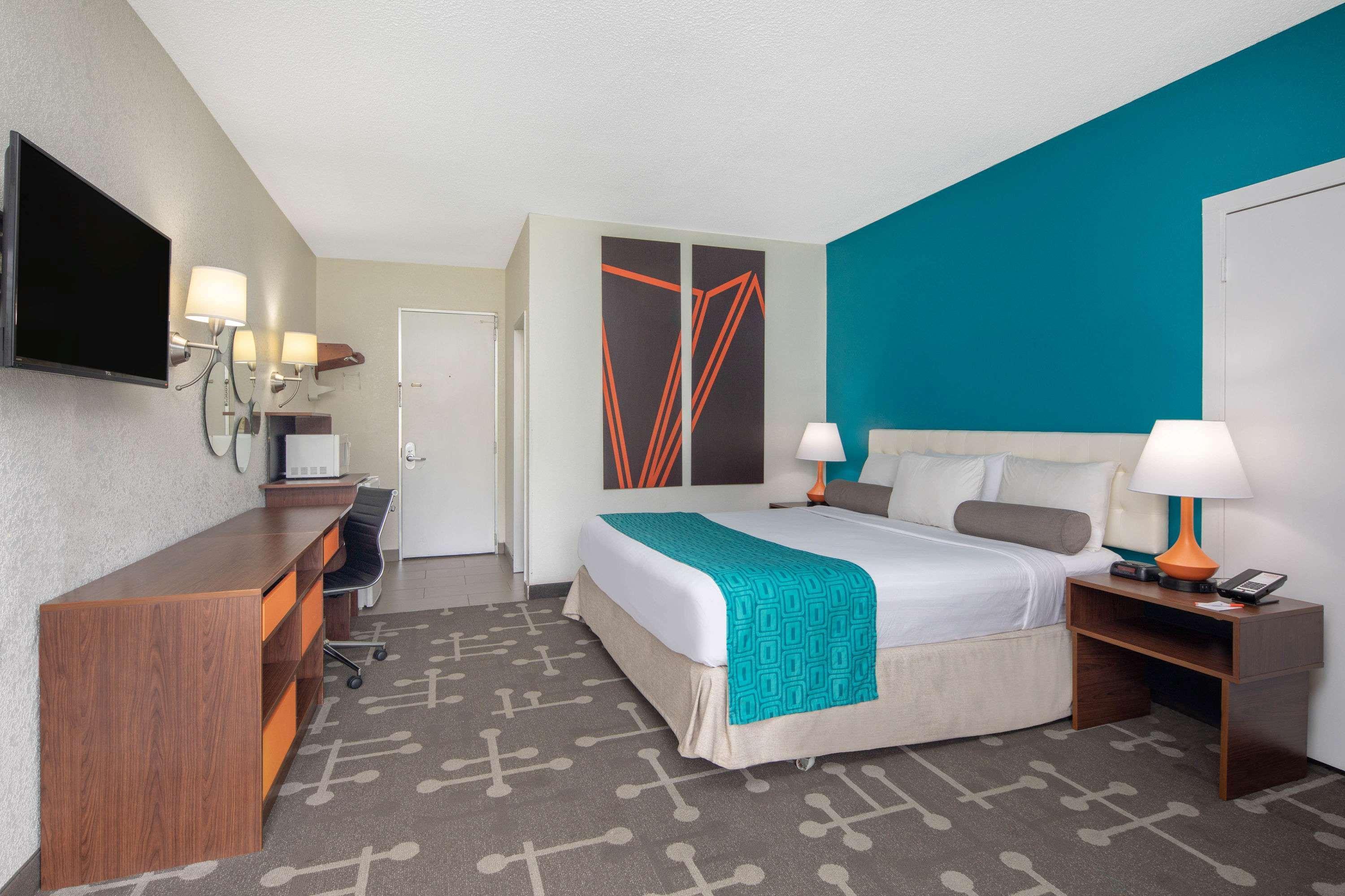 Howard Johnson By Wyndham