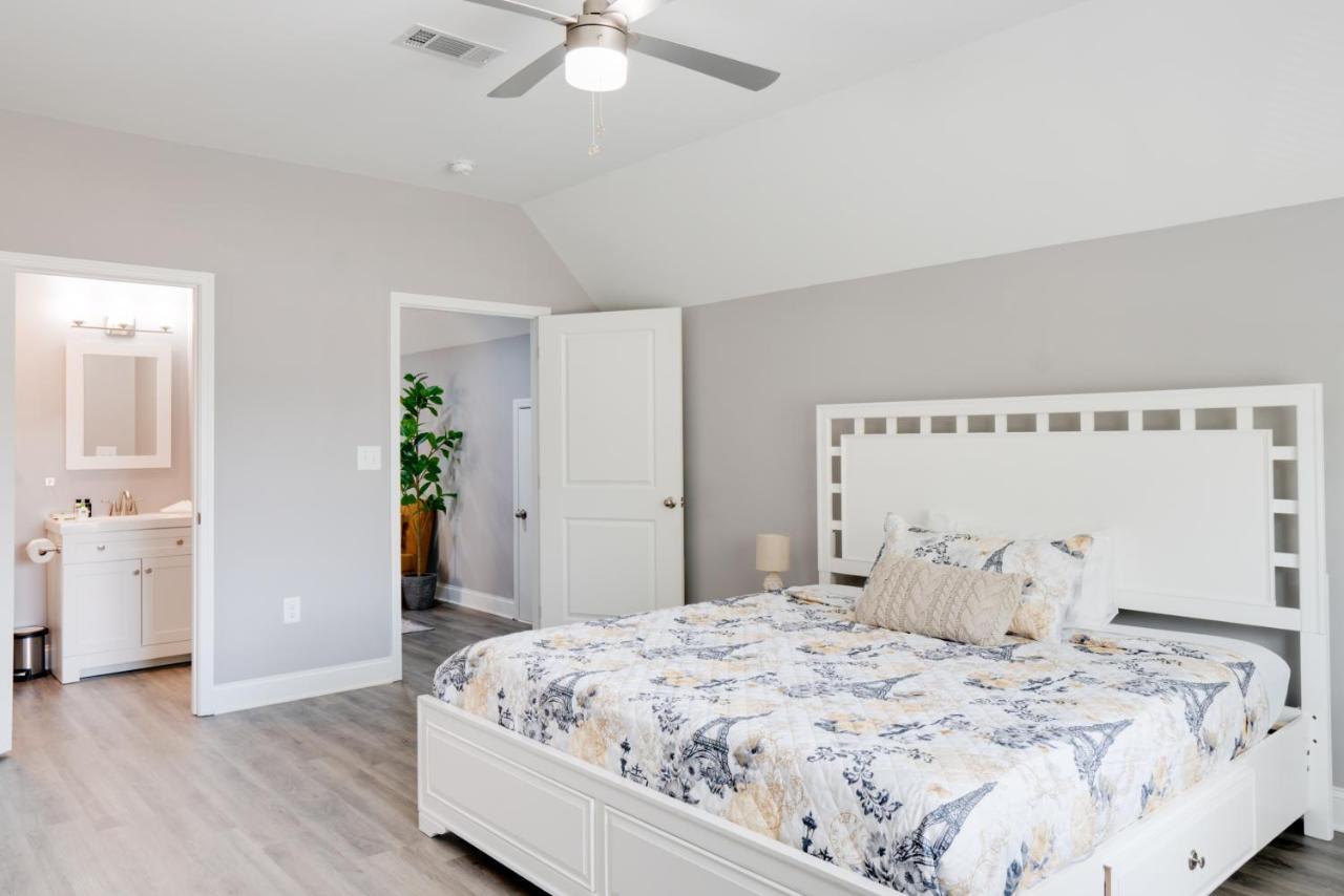 Modern Getaway Near Uga Arch Holiday home *