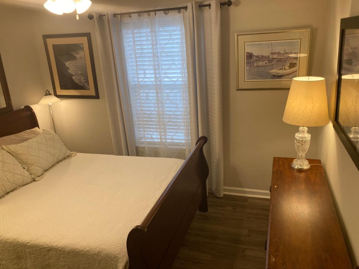 Spacious 3 Bedroom 2 Bath Close To Five-points In Apartment