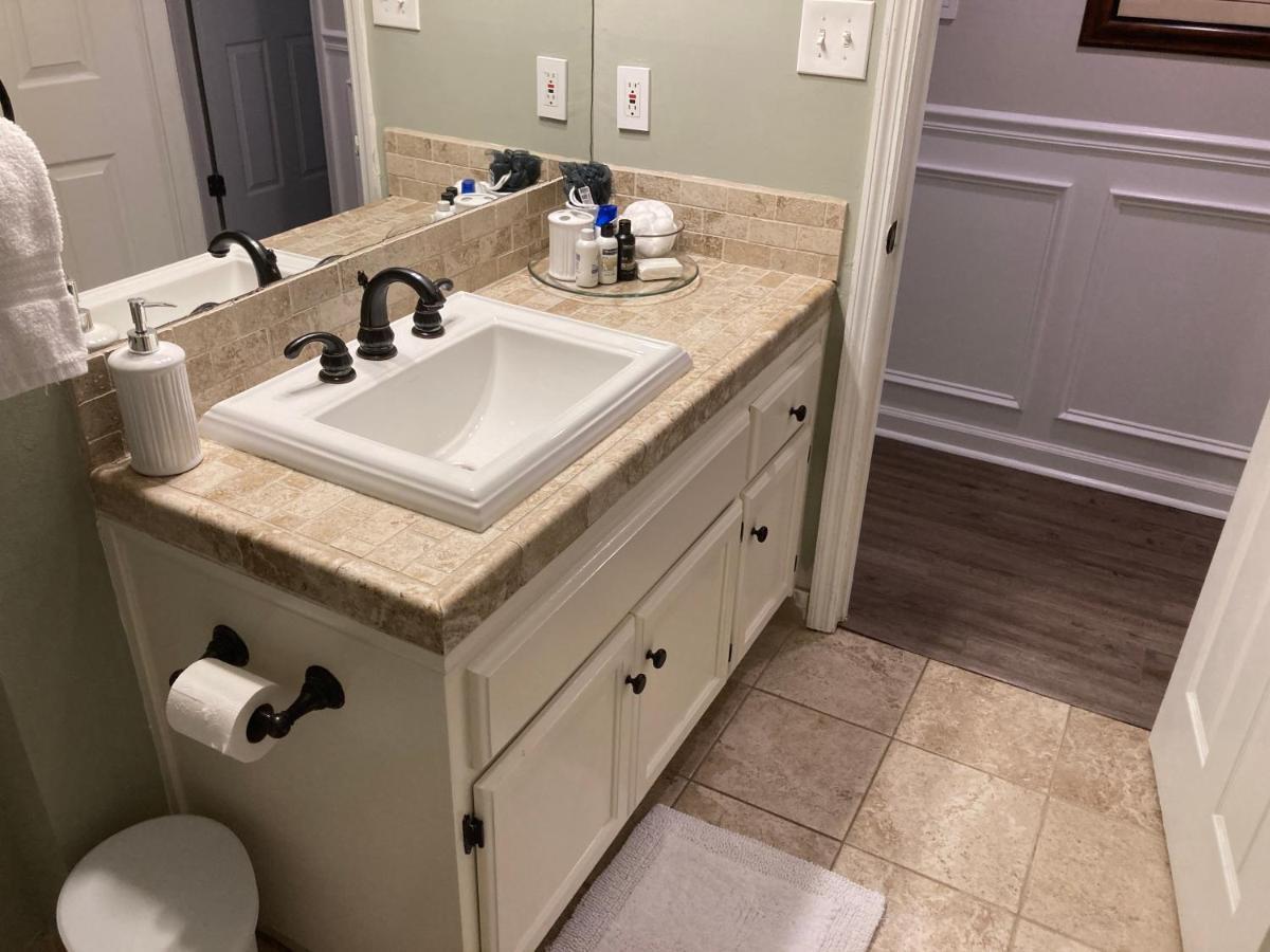 Apartment Spacious 3 Bedroom 2 Bath Close To Five-points In Athens