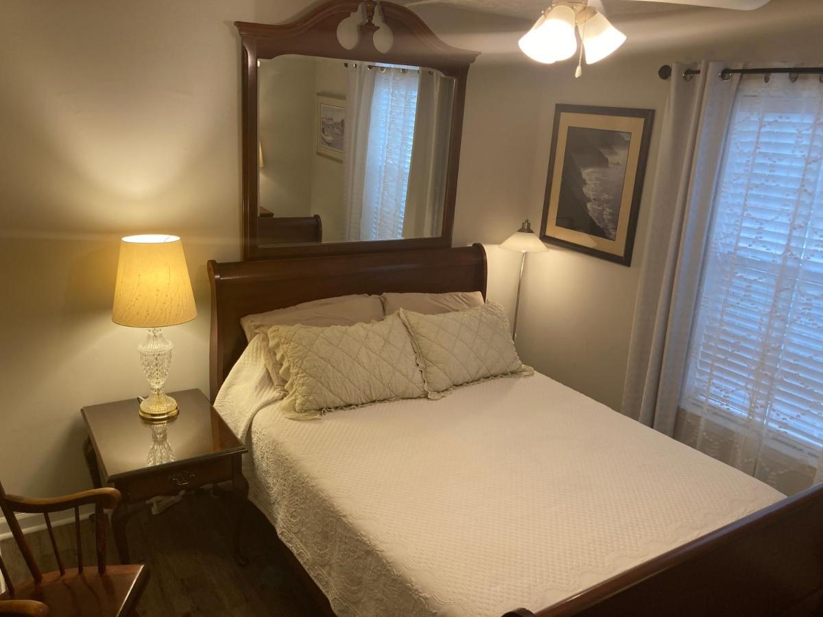 Spacious 3 Bedroom 2 Bath Close To Five-points In
