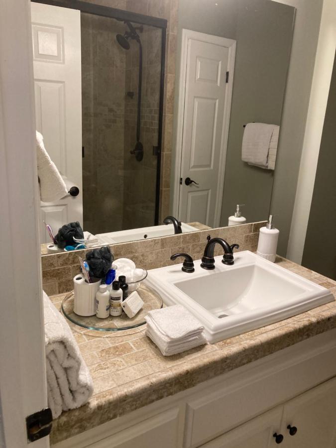 Apartment Spacious 3 Bedroom 2 Bath Close To Five-points In