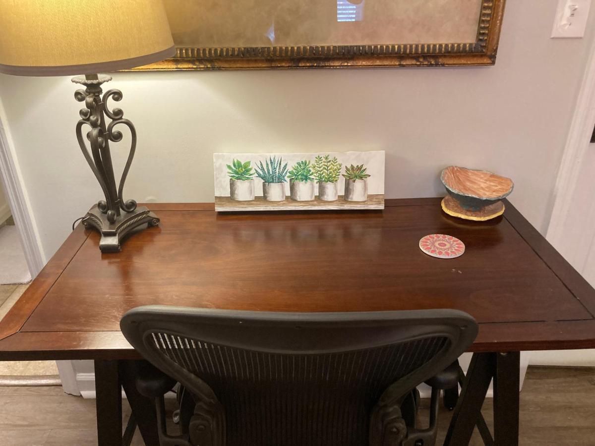 Spacious 3 Bedroom 2 Bath Close To Five-points In Apartment