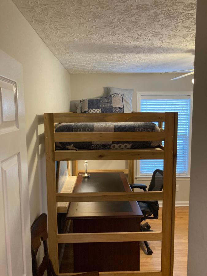 Spacious 3 Bedroom 2 Bath Close To Five-points In Apartment *