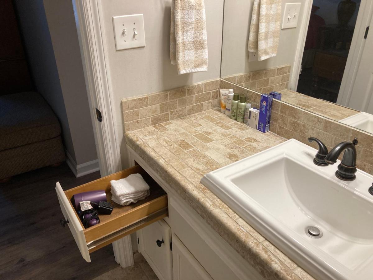 Apartment Spacious 3 Bedroom 2 Bath Close To Five-points In Athens
