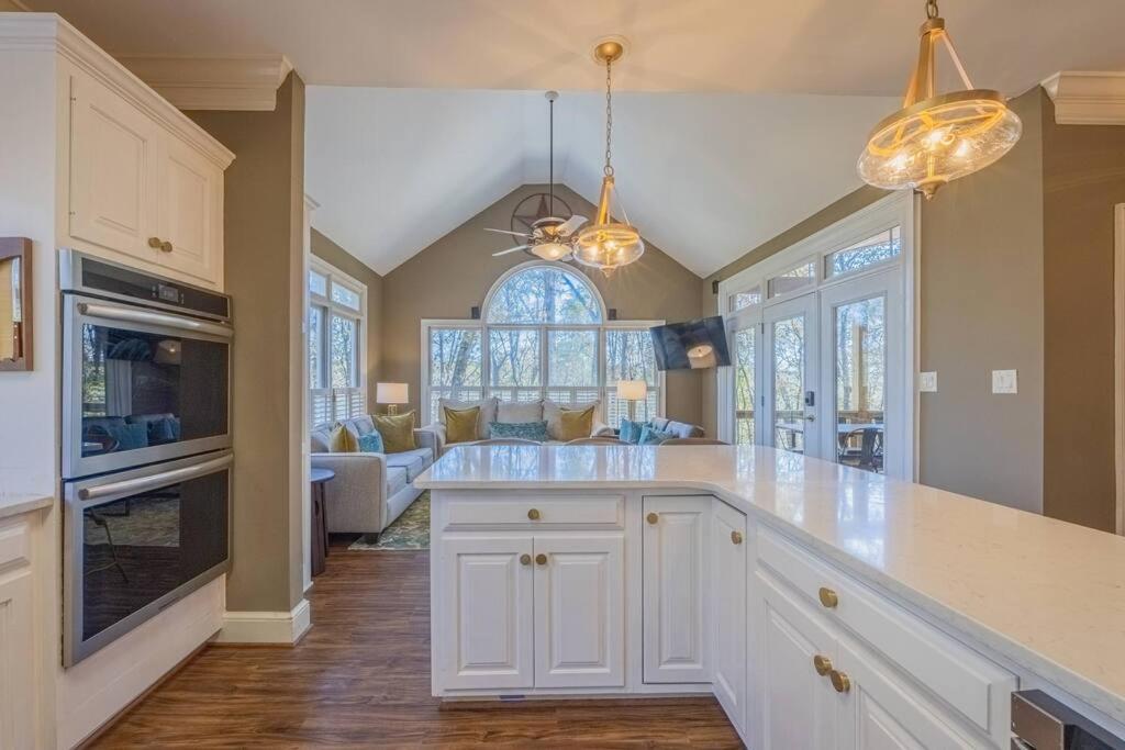Riverfront Retreat: Luxury Family With Entertainment Galore Athens