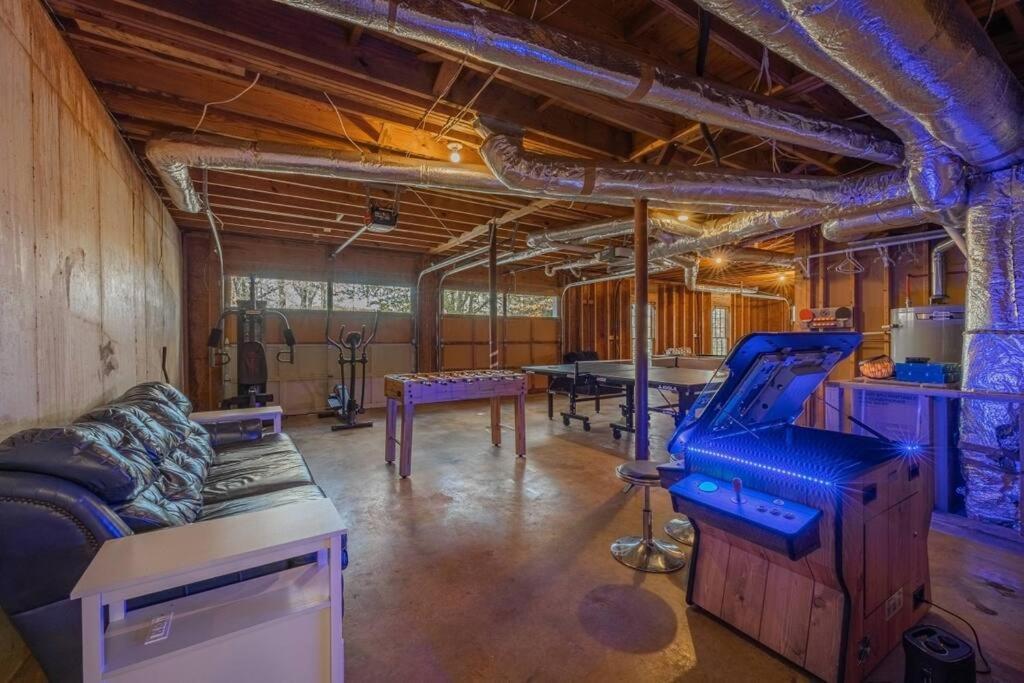 Riverfront Retreat: Luxury Family With Entertainment Galore Villa *