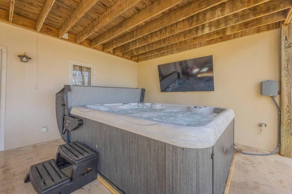 Riverfront Retreat: Luxury Family With Entertainment Galore Villa