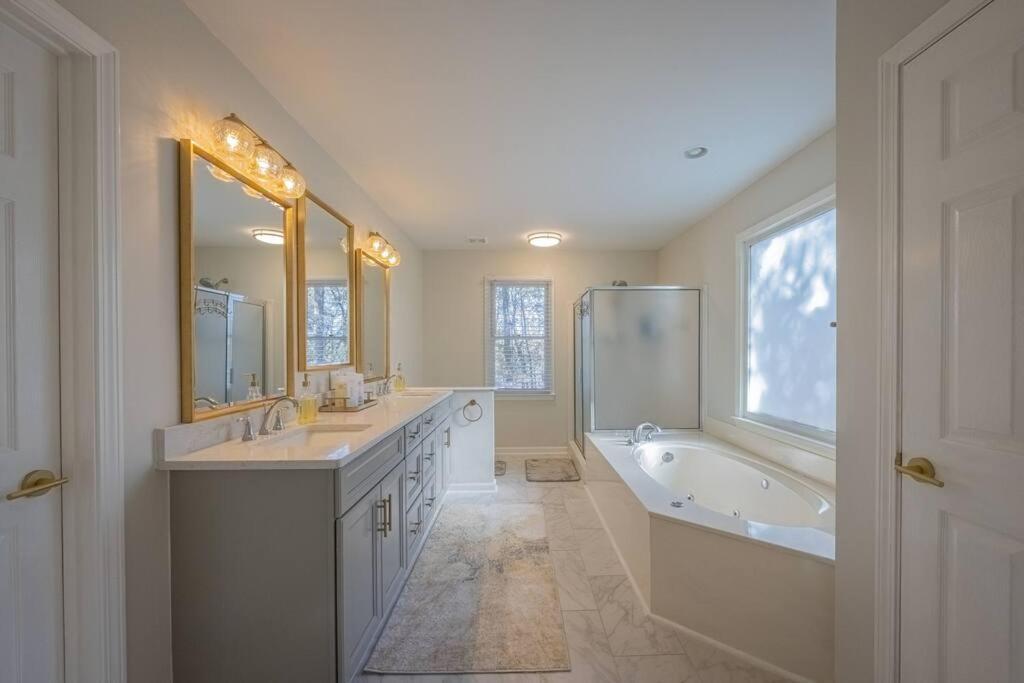 Villa Riverfront Retreat: Luxury Family With Entertainment Galore