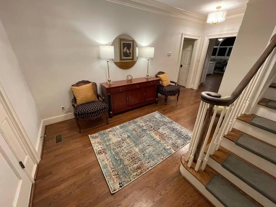 Villa Riverfront Retreat: Luxury Family With Entertainment Galore *