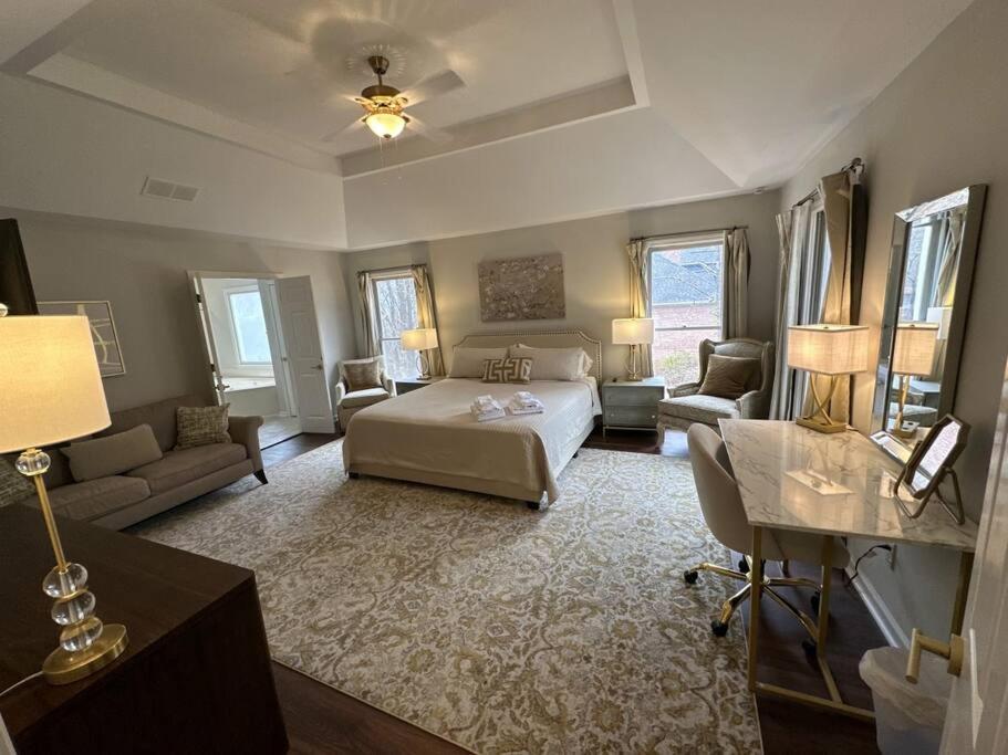 Riverfront Retreat: Luxury Family With Entertainment Galore