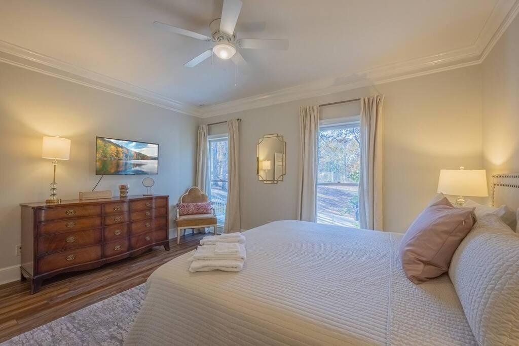 Villa Riverfront Retreat: Luxury Family With Entertainment Galore *