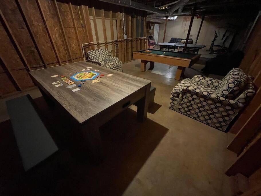 Riverfront Retreat: Luxury Family With Entertainment Galore Villa *