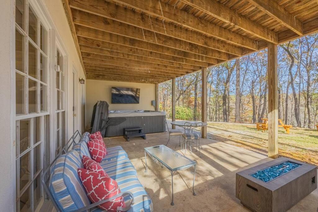 Villa Riverfront Retreat: Luxury Family With Entertainment Galore *