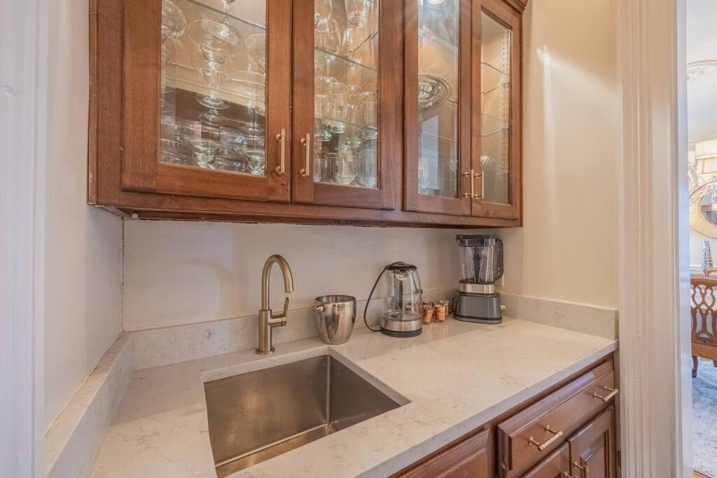 Riverfront Retreat: Luxury Family With Entertainment Galore Villa *