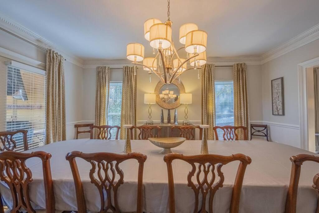 Riverfront Retreat: Luxury Family With Entertainment Galore Athens
