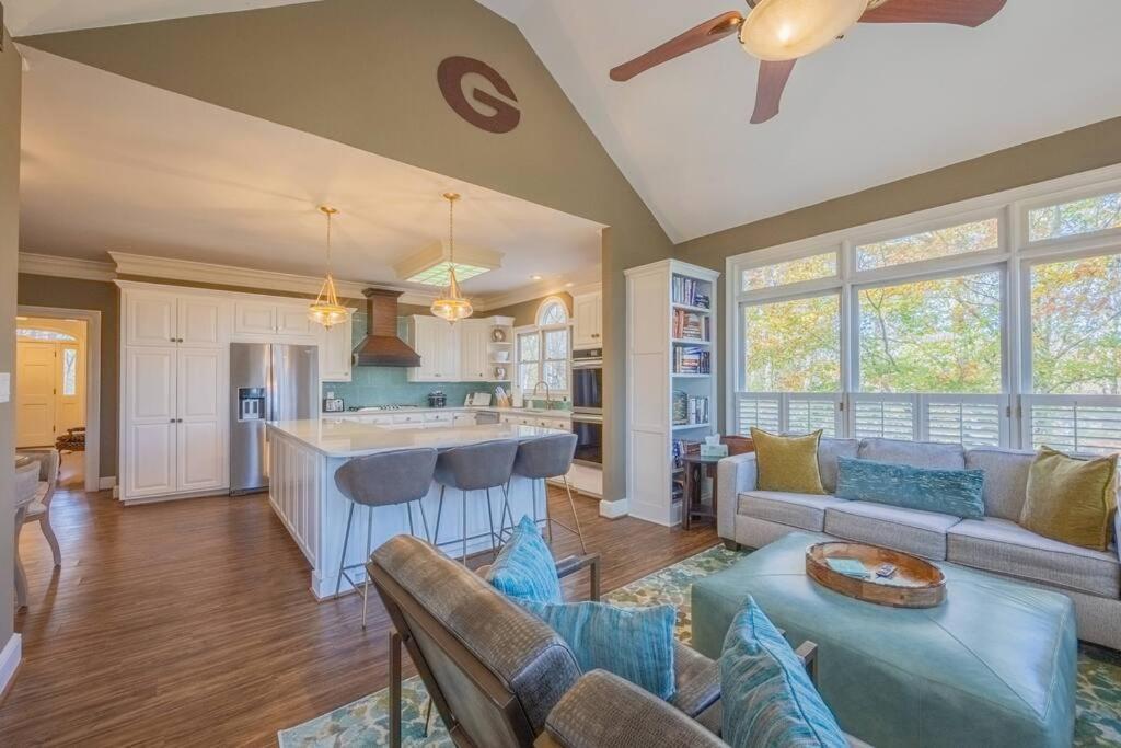 Riverfront Retreat: Luxury Family With Entertainment Galore Villa *