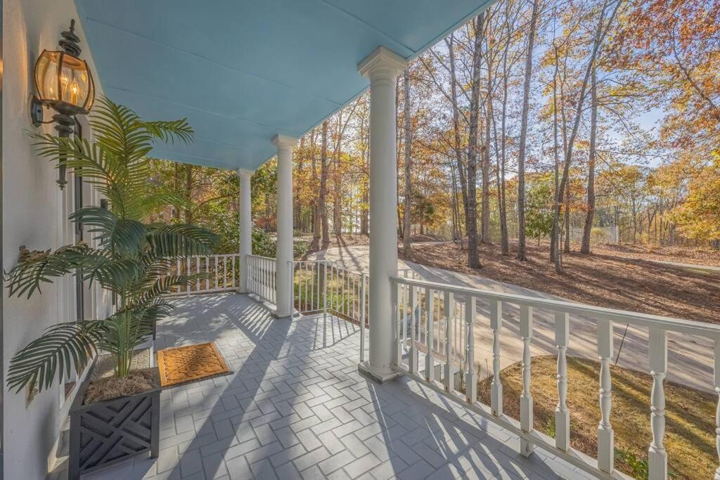 Riverfront Retreat: Luxury Family With Entertainment Galore *