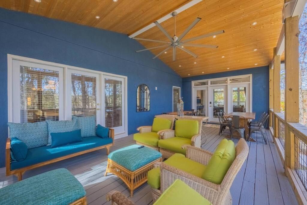 Riverfront Retreat: Luxury Family With Entertainment Galore * Athens