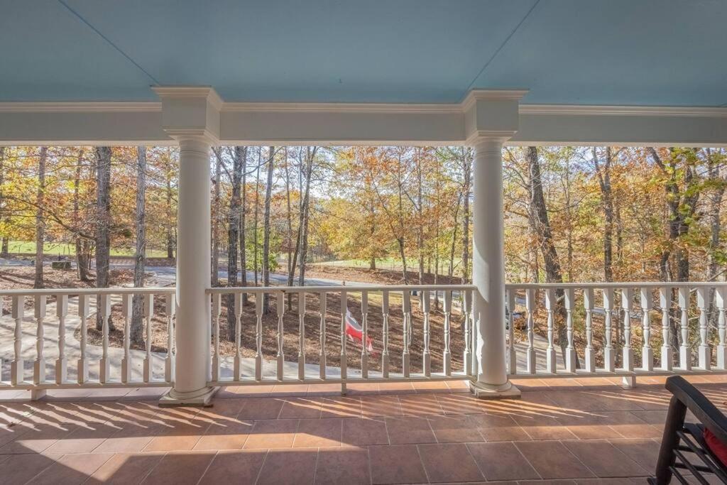 Villa Riverfront Retreat: Luxury Family With Entertainment Galore