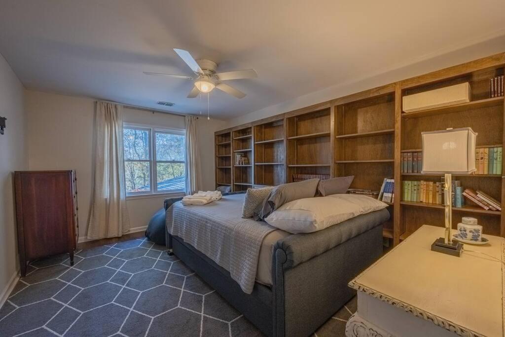 Villa Riverfront Retreat: Luxury Family With Entertainment Galore Athens