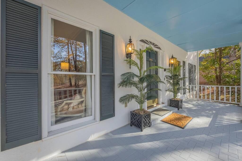 Riverfront Retreat: Luxury Family With Entertainment Galore *