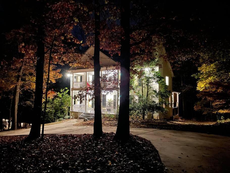 Riverfront Retreat: Luxury Family With Entertainment Galore *
