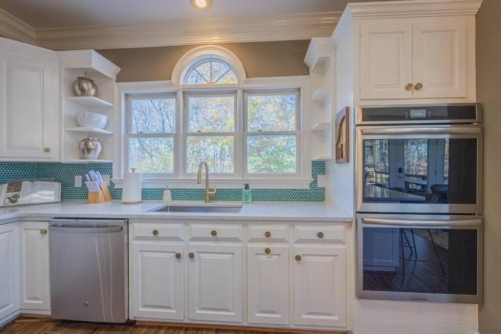 Riverfront Retreat: Luxury Family With Entertainment Galore Villa *